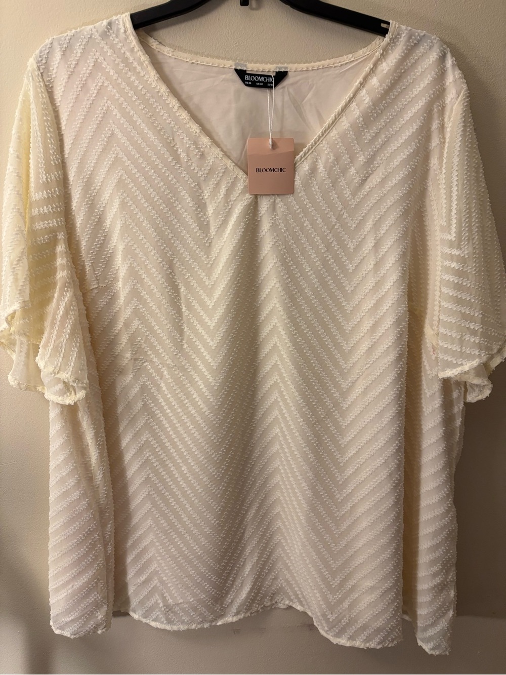 BloomChic Ivory Chevron V-Neck Flutter Sleeve Top Plus Size 26 NWT!